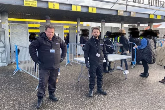 Des agents de sécurité devant un stade